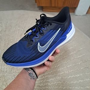 Multiple Nike tennis shoes